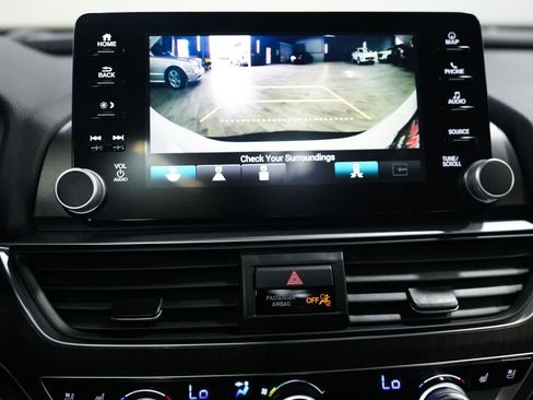 Used 2018 Honda Accord Touring image 18
