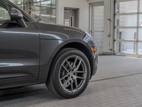 Used 2023 Porsche Macan AWD/4WD image 30