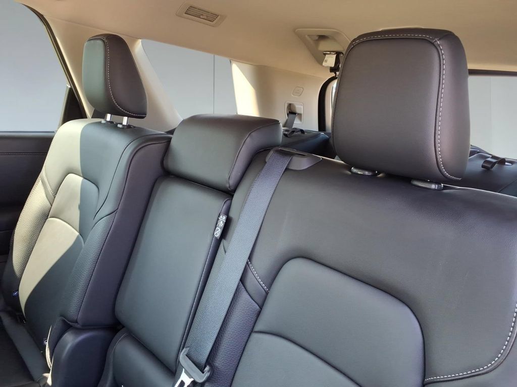 Used 2025 Nissan Pathfinder SL FWD image 12