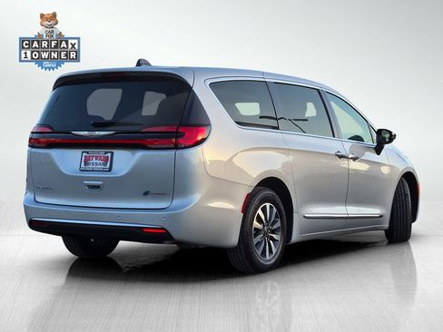 Used 2023 Chrysler Pacifica Limited FWD image 4