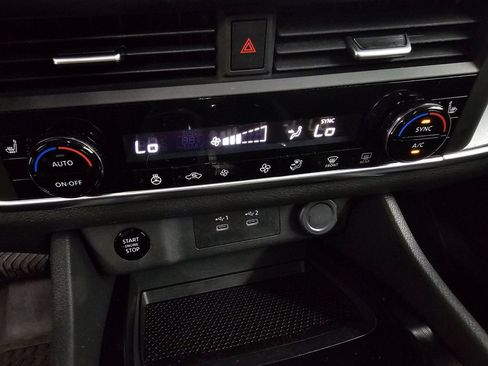 Used 2024 Nissan Rogue SV w/ SV Premium Package FWD image 16