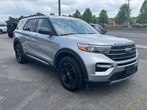 Used 2021 Ford Explorer XLT w/ Equipment Group 202A RWD image 4