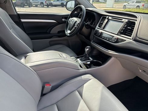 Used 2017 Toyota Highlander XLE AWD/4WD image 24