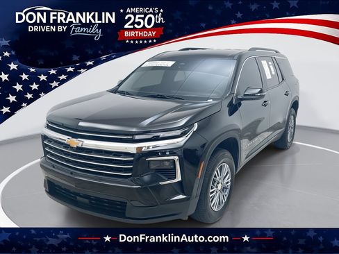 Used 2025 Chevrolet Traverse LT FWD image 1