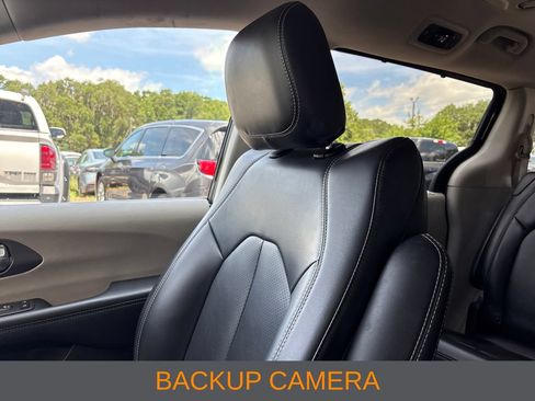Used 2023 Chrysler Pacifica Touring-L FWD image 6