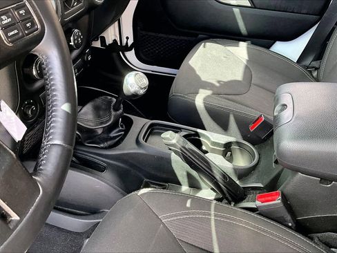 Used 2018 Jeep Wrangler Unlimited Sahara w/ Connectivity Group image 12