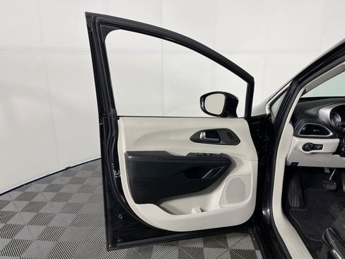 Used 2021 Chrysler Pacifica Touring-L image 15