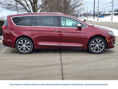 Used 2017 Chrysler Pacifica Limited image 2
