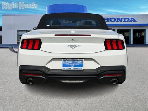 Used 2024 Ford Mustang Convertible image 6