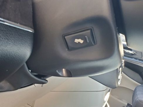 Used 2011 Chrysler Town & Country Touring image 21