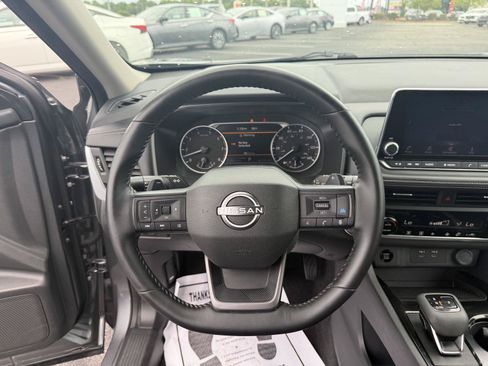 Used 2025 Nissan Rogue SV FWD image 17
