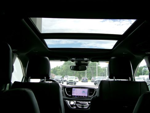 New 2026 Chrysler Pacifica Select image 17