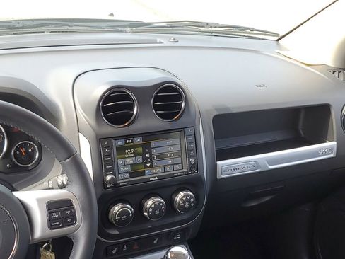 Used 2017 Jeep Compass Latitude FWD image 24