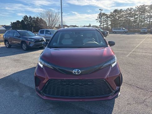Used 2025 Toyota Sienna XSE image 3