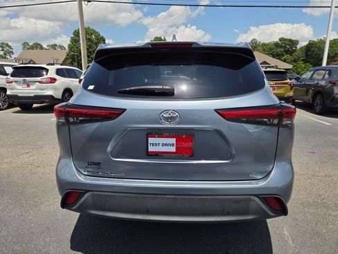 Used 2022 Toyota Highlander XLE FWD image 11