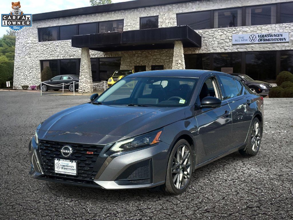 Used 2024 Nissan Altima 2.0 SR FWD image 2