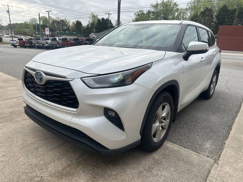 Used 2023 Toyota Highlander LE image 1