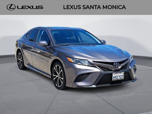 Used 2019 Toyota Camry SE w/ Convenience Package FWD image 3