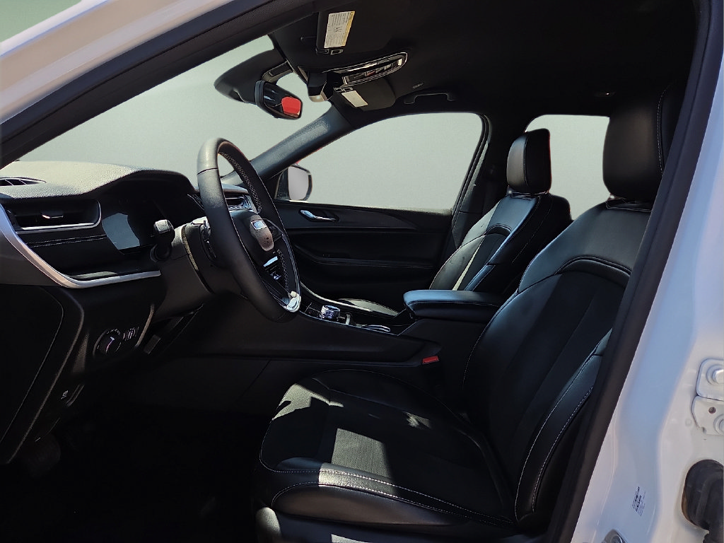 Used 2024 Jeep Grand Cherokee L Laredo RWD image 20