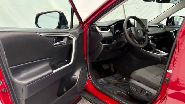 Used 2025 Toyota RAV4 XLE FWD image 31