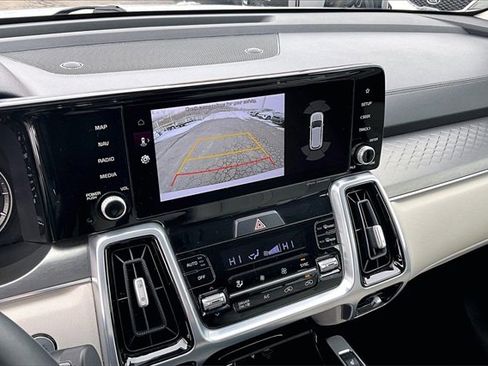 Certified 2022 Kia Sorento SX w/ Panoramic Sunroof Package image 19