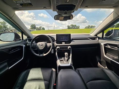 Used 2020 Toyota RAV4 LE FWD image 12
