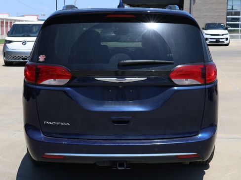 Used 2019 Chrysler Pacifica Touring-L Plus FWD image 6