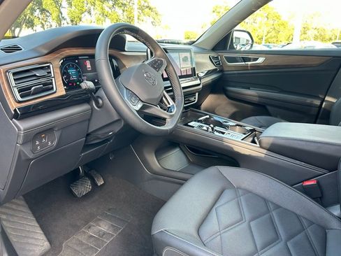 Used 2025 Volkswagen Atlas SE w/ Panoramic Sunroof Package image 16