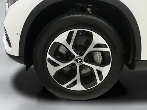 Used 2025 Mercedes-Benz GLC 350e 4MATIC image 27