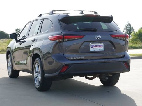 Used 2023 Toyota Highlander LE FWD image 6