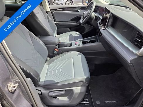 Certified 2025 Volkswagen Tiguan SE FWD image 15