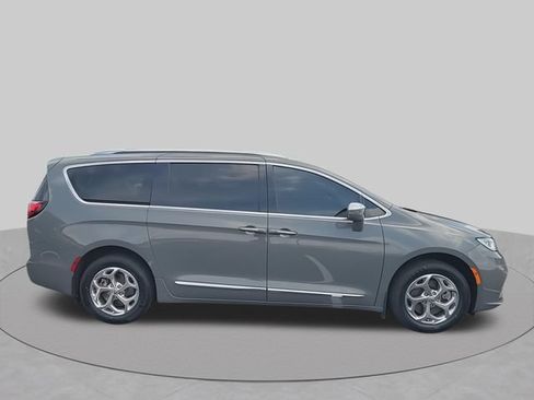 Used 2021 Chrysler Pacifica Limited AWD/4WD image 10