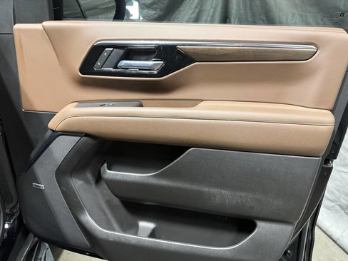 Used 2025 Chevrolet Suburban High Country image 11