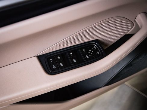 New 2026 Porsche Macan Electric RWD image 22