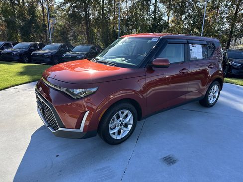Used 2023 Kia Soul LX w/ LX Technology Package image 5