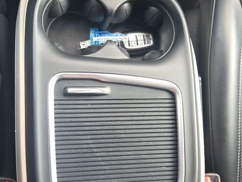 Used 2023 Chrysler Pacifica Touring-L image 40