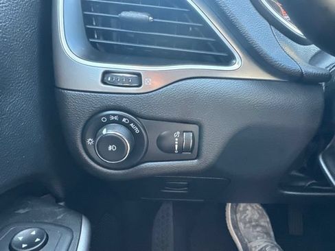 Used 2019 Jeep Cherokee Latitude w/ Cold Weather Group AWD/4WD image 24