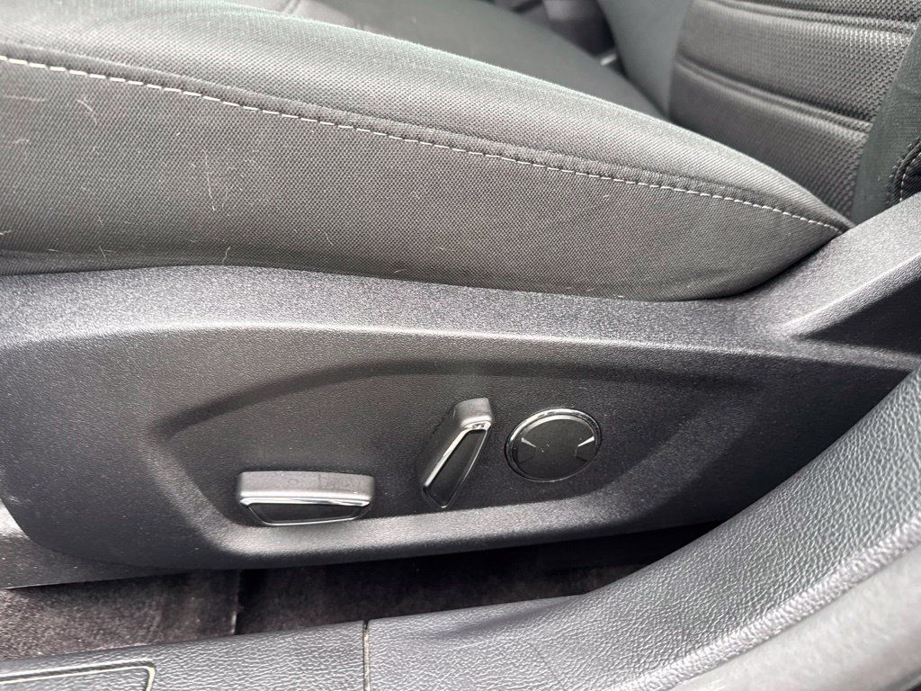 Used 2020 Ford Fusion SE FWD image 12