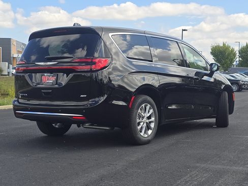 New 2026 Chrysler Pacifica Select image 13