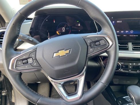 Used 2025 Chevrolet Trax LT w/ LT Convenience Package FWD image 35