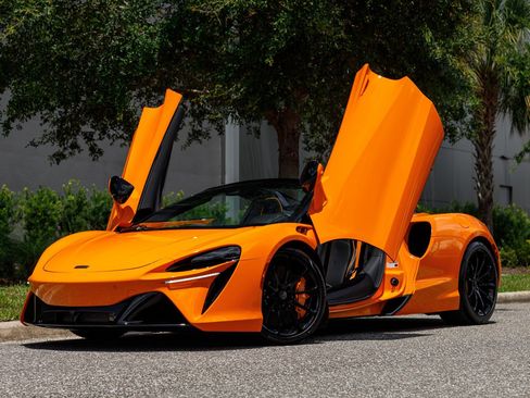 Used 2025 McLaren Artura Spider RWD image 34