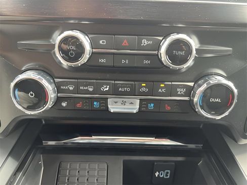 New 2026 Ford F250 Lariat w/ Black Appearance Package image 24