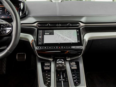 Used 2025 Aston Martin Vanquish image 10