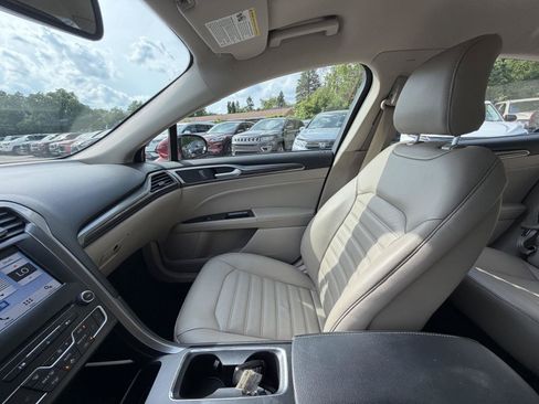 Used 2017 Ford Fusion SE w/ Fusion SE Technology Package FWD image 20