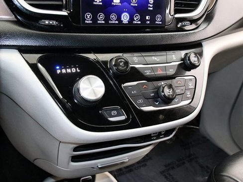 Used 2017 Chrysler Pacifica Touring-L image 20