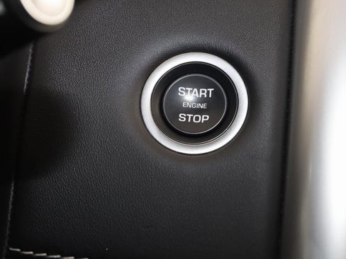 Used 2023 Land Rover Discovery Metropolitan Edition image 32