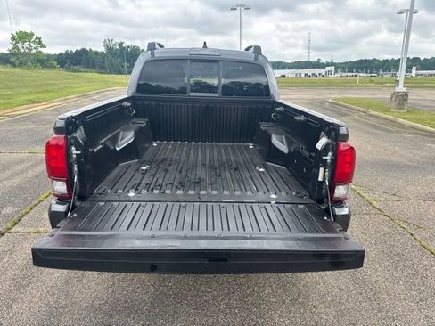 Used 2022 Toyota Tacoma SR AWD/4WD image 9