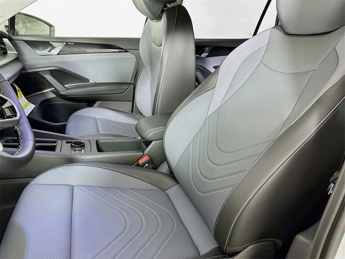 Used 2025 Volkswagen Tiguan SE image 8