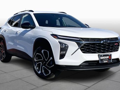 Used 2025 Chevrolet Trax RS w/ Sunroof Package image 3