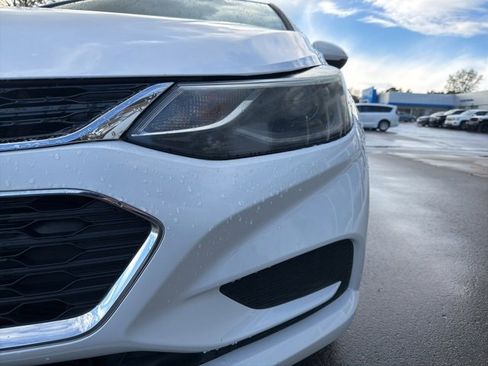 Used 2018 Chevrolet Cruze LT image 11